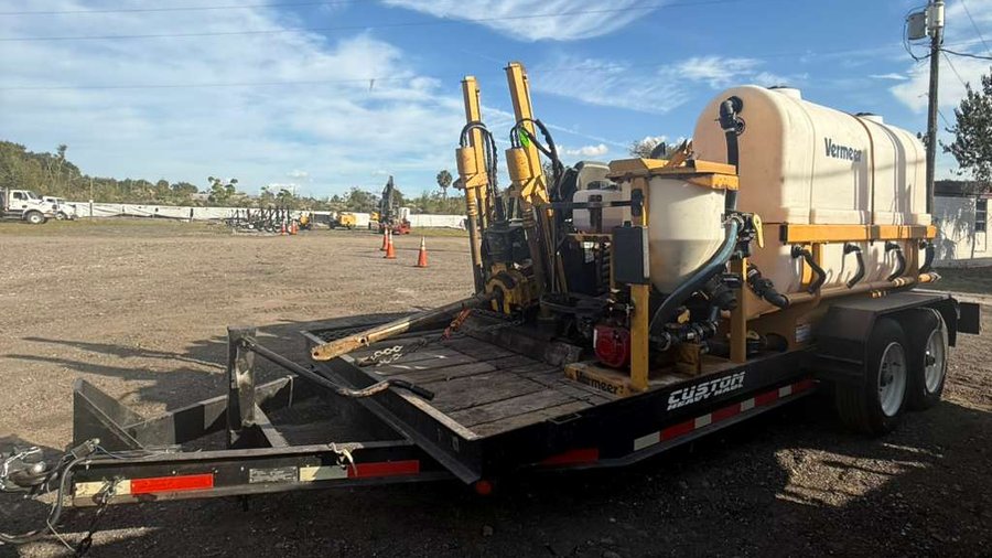 Equipment trailer with Vermeer mud system